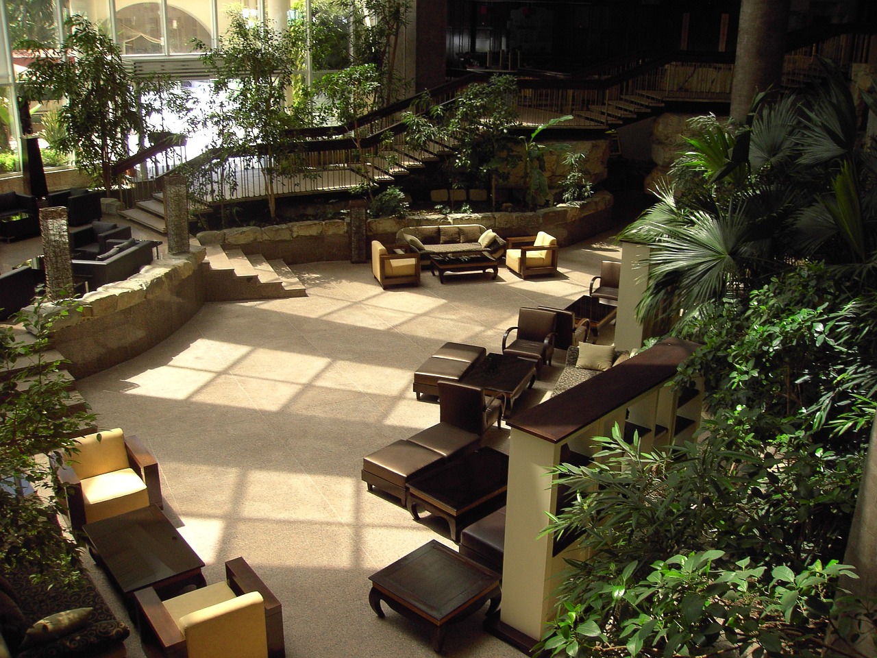 現(xiàn)代時(shí)尚與經(jīng)典韻味交織的煙酒店裝修效果圖亮相，打造全新零售空間